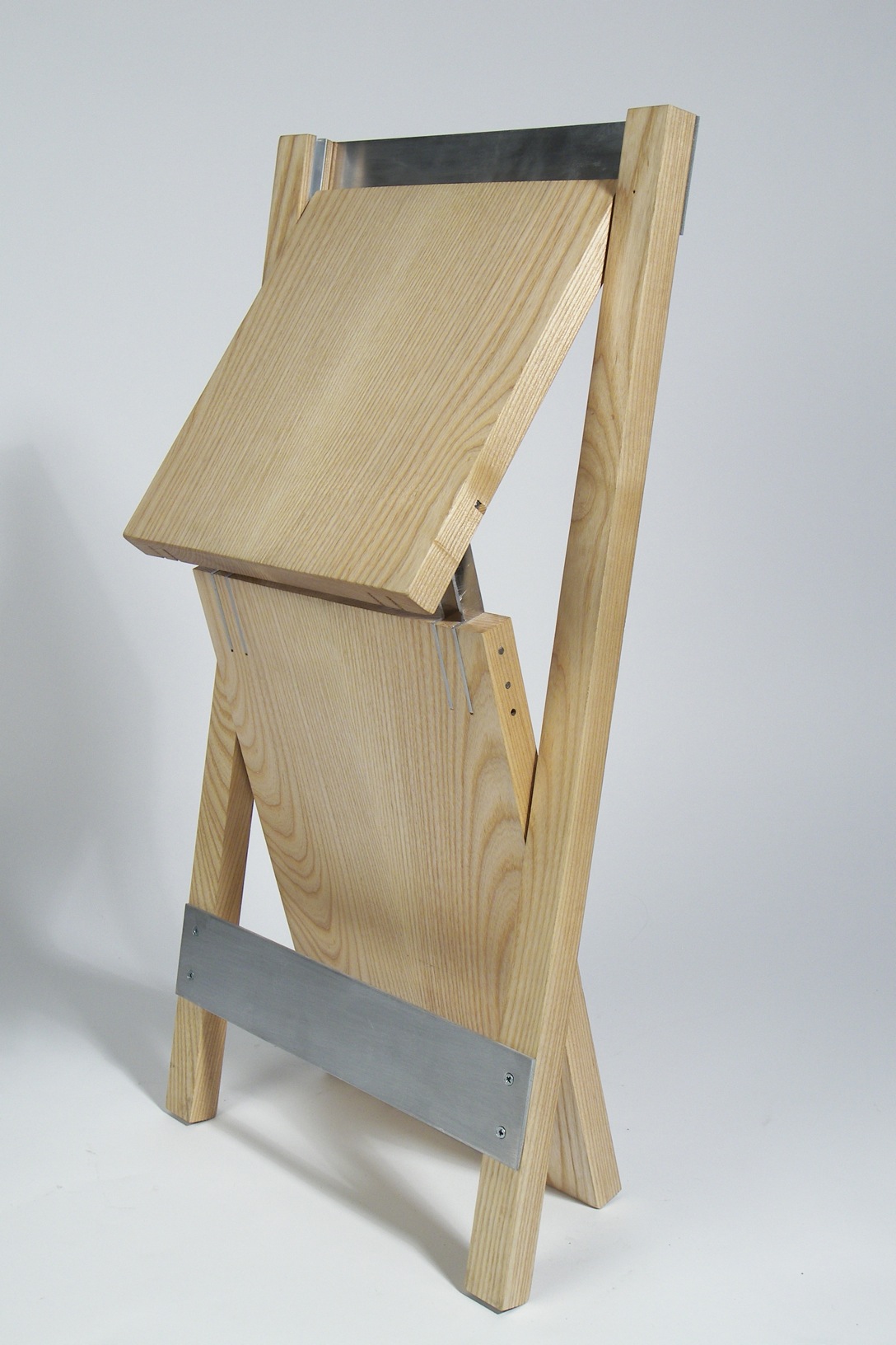 Складной стул своими руками из дерева. Табуретка складная деревянная. Раскладной стул из дерева. Деревянные складные табуретки. Складной табурет из дерева.